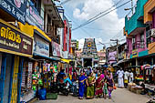 Street life near the Swamimalai temple. 